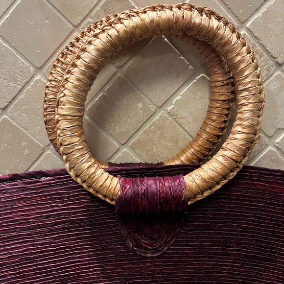 Elegant Burgundy Woven Straw Beach Handbag with Circular Handles - Picture 2 of 6
